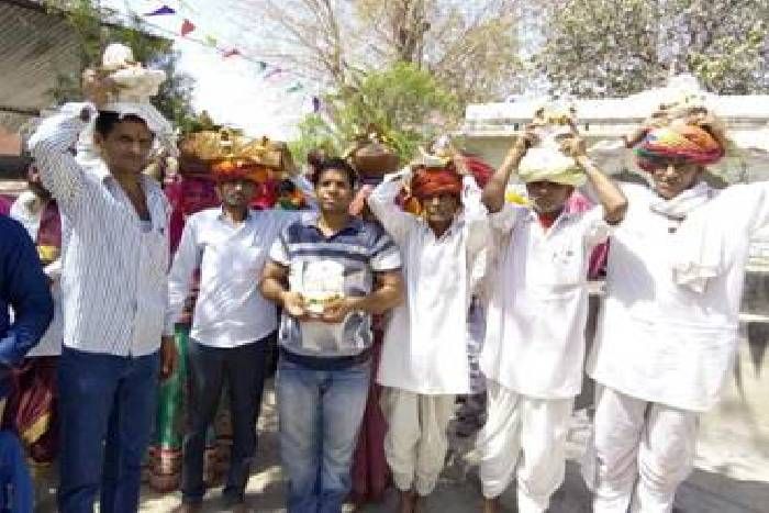 tonk फूल बरसाकर कलश यात्रा का किया स्वागत