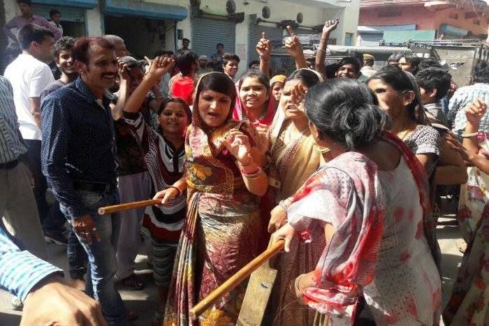 Women locked liqueur shop हाथों में डंडा, आंखों में गुस्सा