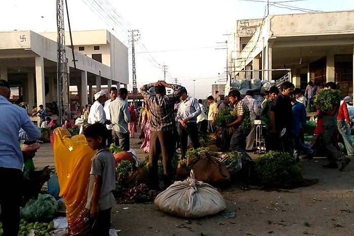 news & Photos rajasthan कंवर नगर के मुख्य मार्ग से सब्जी विक्रेताओं को निगम ने हटा दिया, 15 दिन से 150 परिवारों पर रोजी-रोटी का संकट