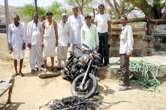 कुएं में पीने का पानी तलाश रहे थे मिली चोरी की बाइक