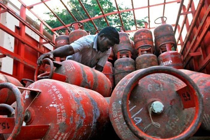 lpg 1.12 लाख लोगों ने फिर से मांगी एलपीजी सब्सिडी, पीएम के कहने पर थी छोड़ी