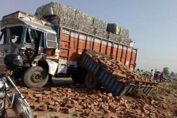 ट्रक चालक ने संतुलत बिगड़ा तो ट्रेक्टर ट्राली को मारी टक्कर