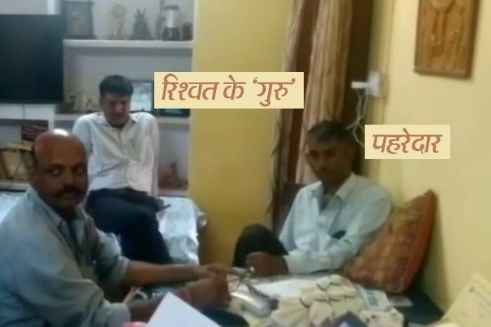professor arrested for taking bribe जयपुर में जिस गुरू ने शिष्य से 40 हजार रिश्वत ली, एसीबी को देख यूं बाथरूम में छिपा, दरवाजा कर लिया बंद