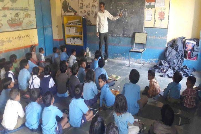 teacher.jpg राजस्थान: सरकारी टीचर बनने का सपना देख रहे हज़ारों बेरोज़गारों के लिए खुशखबरी, 15 हजार पदों पर होगी भर्ती