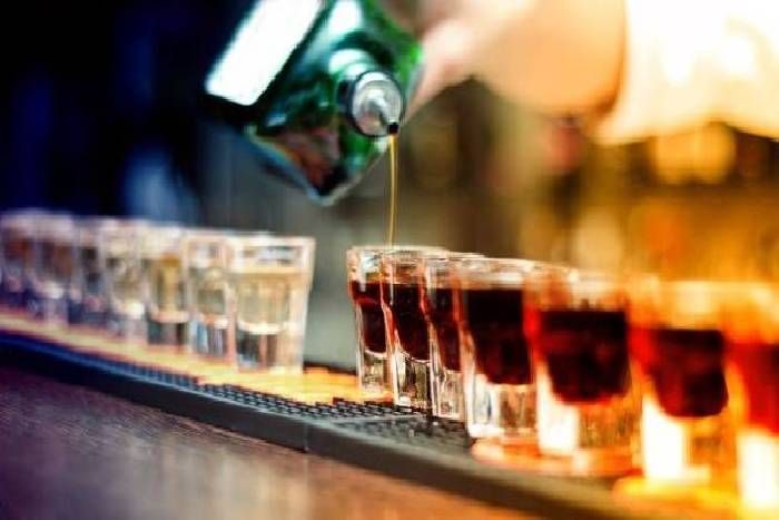 Liquor Ban शराबबंदी की मांग पर महिलाओं की पुलिस से तकरार, सिपाहियों ने उन्हें धकेला और पकड़कर खींचा