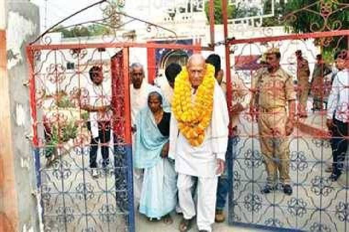 107 year old Yadav Prisoner Released from jail गोरखपुरः राज्यपाल की माफी पर ''जेल से रिहा हुआ 107 साल का कैदी''