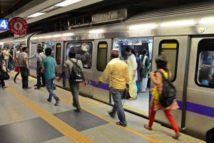 dmrc शर्मनाक: दिल्ली के इस मेट्रो स्टेशन पर चली पोर्न फिल्म, लोगों ने झुकाया अपना सिर