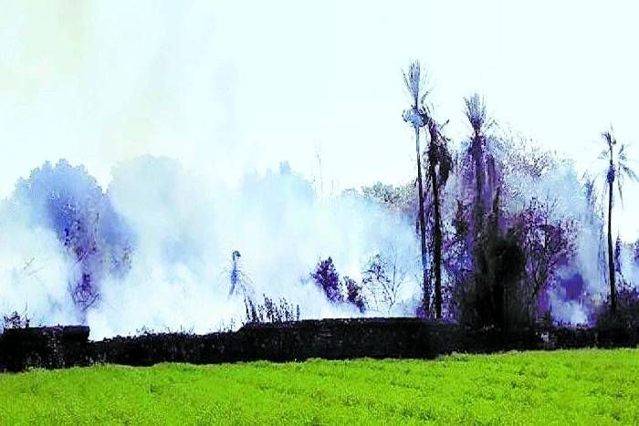 हवा से तेज दौड़ी आग की लपटें, अंतिम संस्कार कर रहे परिजन मुक्तिधाम में शव छोड़ भागे