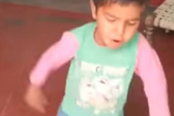 funny kids videos देखें VIDEO: लड़के की हरकतें देखकर आपको मजा आएगा