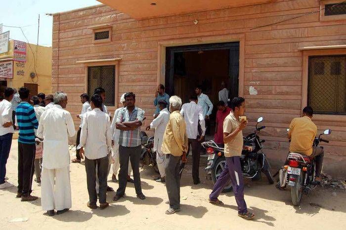 Sarpanch locked Atal Seva Kendra पटवारी आया मुआवजे के लिए दस्तावेज जमा करने, सरपंच ने लगाया अटल सेवा केन्द्र पर ताला