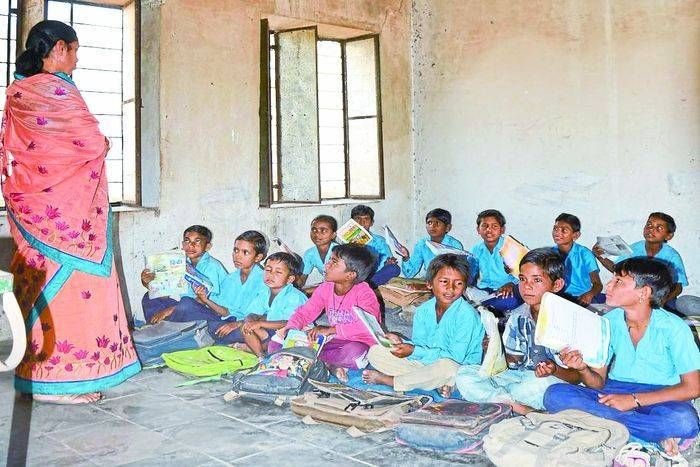 सरकारी स्कूल! देखिए, ऐसी तपती धूप में पढ़ते हैं आपके बच्चे