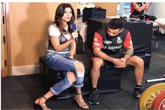 Virat Kohli, IPL एंकर की फटी जींस देख रहे थे विराट कोहली, कैमरे में कैद हुई तस्वीर