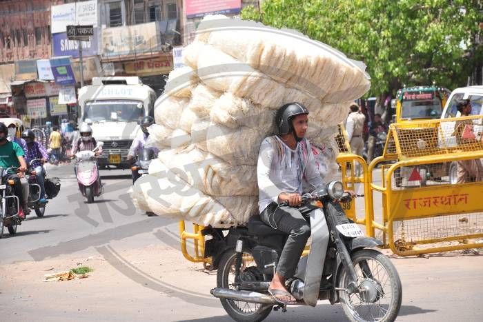 pricking heat in Jodhpur थार में सूरज का सितम: आसमां से बरस रहे अंगारों व धरती से निकल रही गर्मी ने किया हलकान