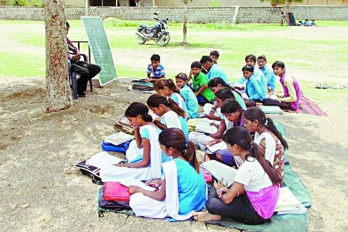 कोटा के 501 स्कूलों में बिजली नहीं, 45 डिग्री टेम्प्रेचर में पेड़ के नीचे लग रही क्लास, लू के साए में नौनिहाल
