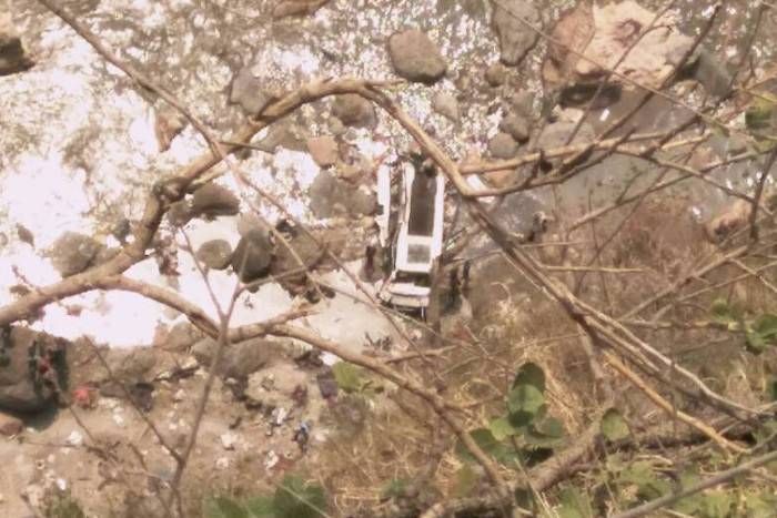 bus fell into Tons river हिमाचल प्रदेश में नदी में गिरी बस, 44 लोगों की मौत