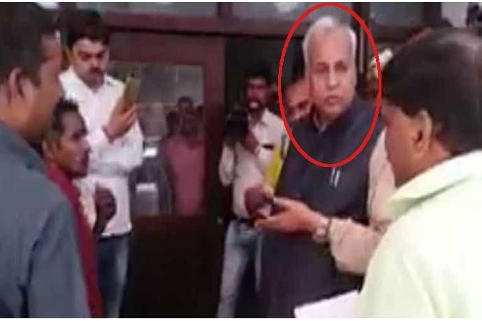 योगी के मंत्री ने दिव्यांग को किया सरेआम बेइज्जत, बोले ये अपमानजनक शब्द, देखें वीडियो
