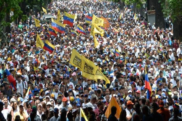 venezuela वेनेजुएला में सरकार विरोधी प्रर्दशन हुआ तेज- 2 की मौत, 400 लोग हिरासत में