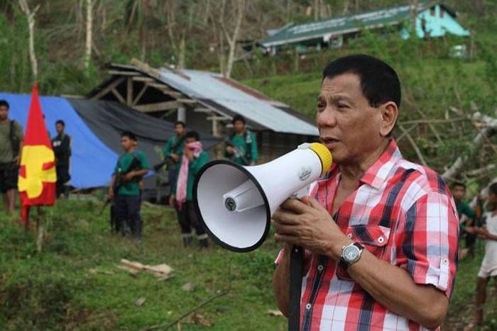 Rodrigo Duterte आतंकियों से लड़ाई के लिए नागरिकों को हथियार देंगे राष्ट्रपति दुतेर्ते, पुलिस ऐसे करेगी मदद