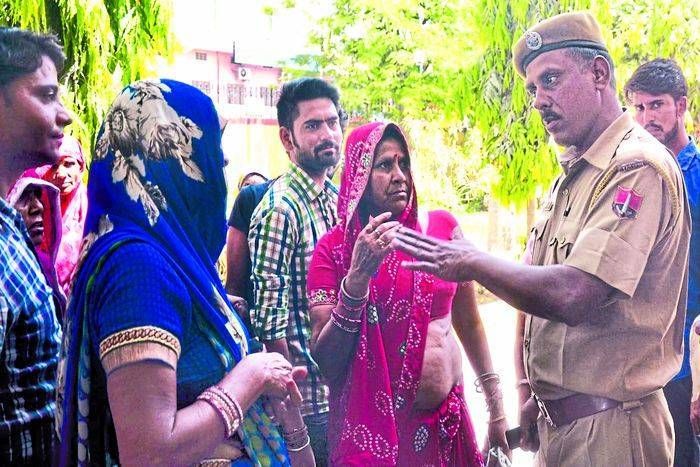 #Rajasthan : पुलिस वाले के साथ ये क्या कर रही महिलाएं
