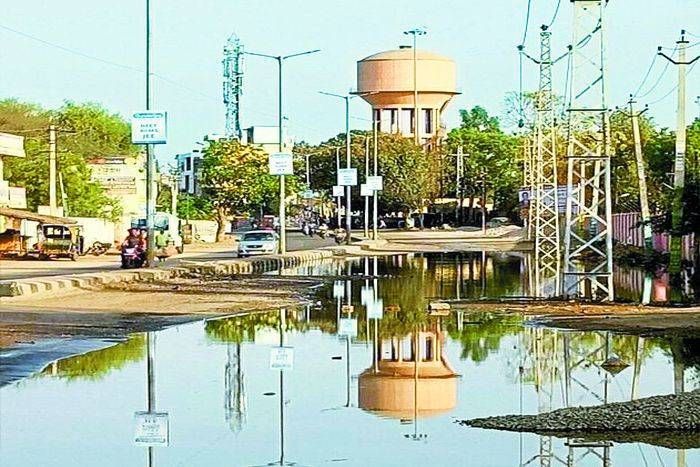 यहां चलते-चलते गिर जाते हैं बाइक सवार, फिर जो होता है उनका हाल...
