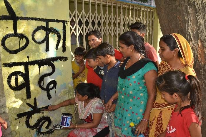 इधर लिखा ठेका बंद है, उधर डीओ को थमा दी खाली बोतल