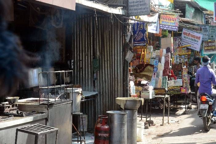 यहां धमाके को एक चिंगारी बहुत है