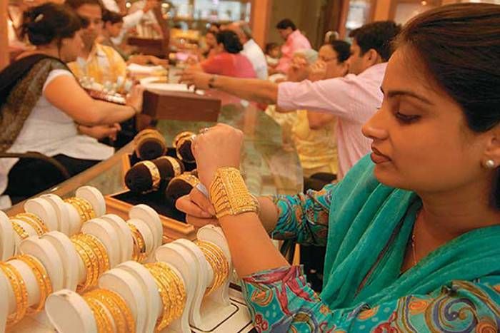 gold सोने में इतने रुपए की आई गिरावट, चांदी 210 रुपए हुई महंगी