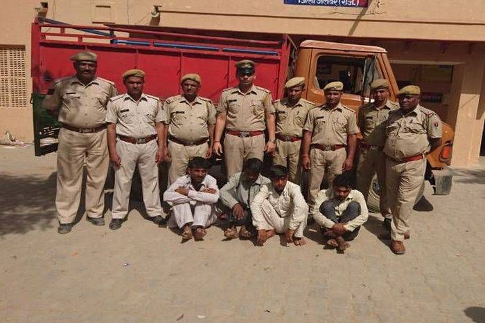 गो तस्करों और पुलिस में फायरिंग, 60 गोवंशों को छुड़ाया, देशी कट्टा सहित चार गिरफ्तार