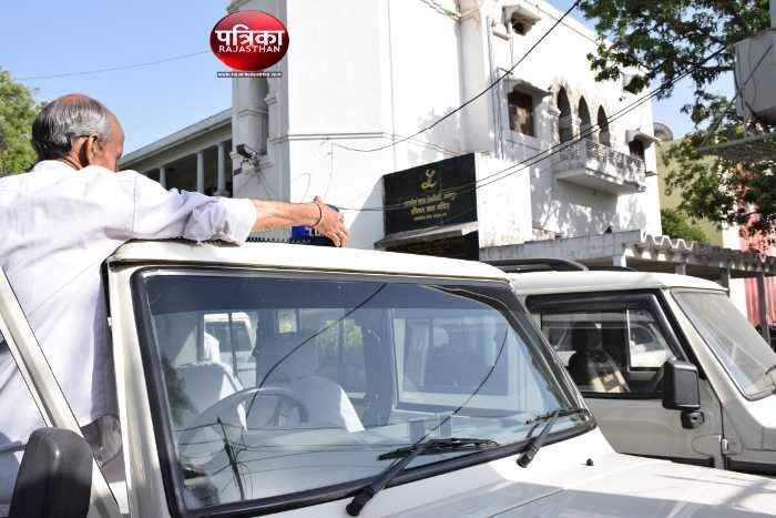 उदयपुर में अधिकारी-नेताओं ने हटाई लालबत्ती, जनता बोली-खास और आम का फर्क खत्म