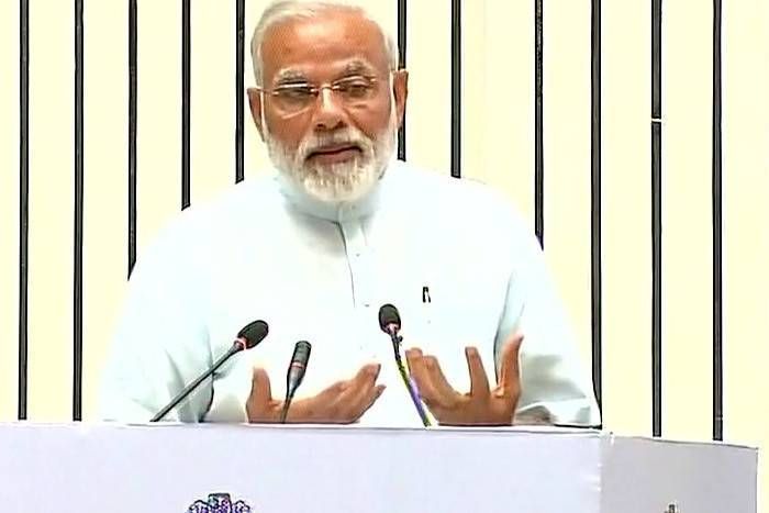pm modi सेना पर पत्थरबाजी मामला: पीएम मोदी ने कहा- जान बचाने के बाद भी पत्थर खाते हैं हमारे फौजी