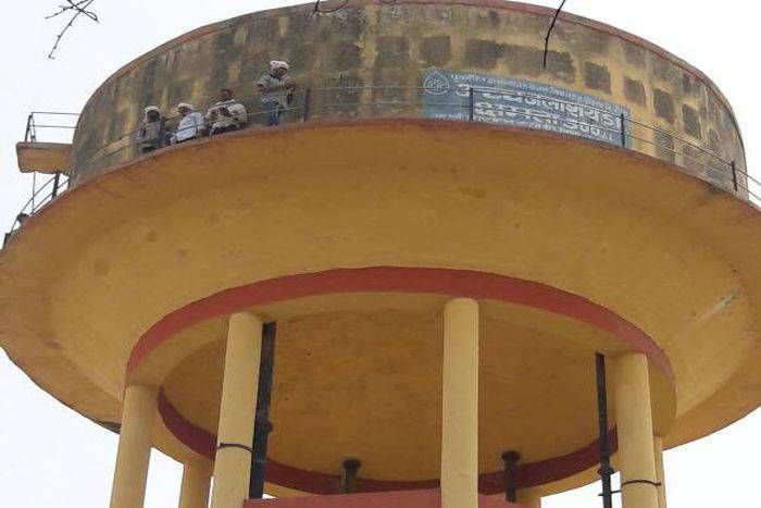 Candidates on water tank, descend after nine and a half hours पानी की टंकी पर चढ़े अभ्यर्थी, साढ़े नौ घंटे बाद नीचे उतरे