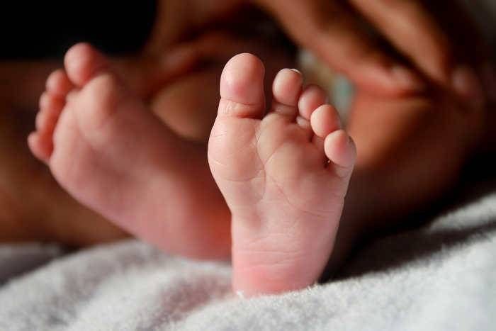 शर्मनाकः पति के इलाज के लिए मां ने ही कर दिया अपने कलेजे के टुकड़े का सौदा