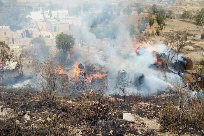 भिवाड़ी में हरला की ढ़ाणी ईंधन में लगी भयंकर आग, पहाड़ी की झाडिय़ों और पेड़ों को भी लिया चपेट में