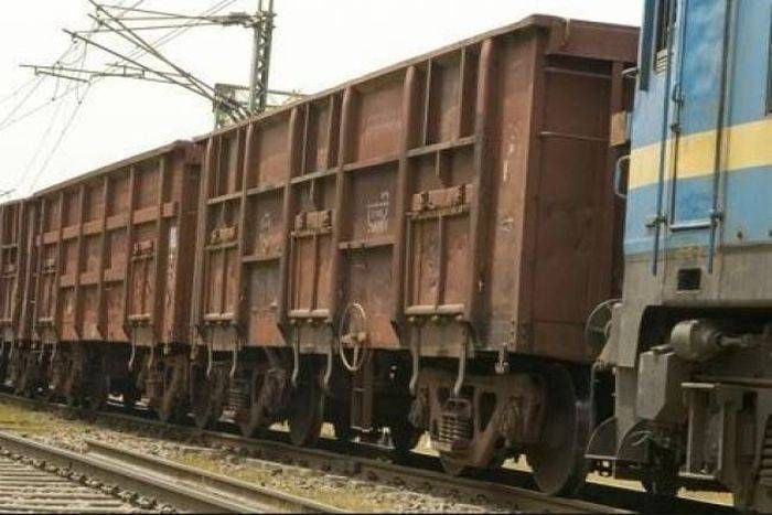 ट्रेन की चपेट में आने से युवक की मौत