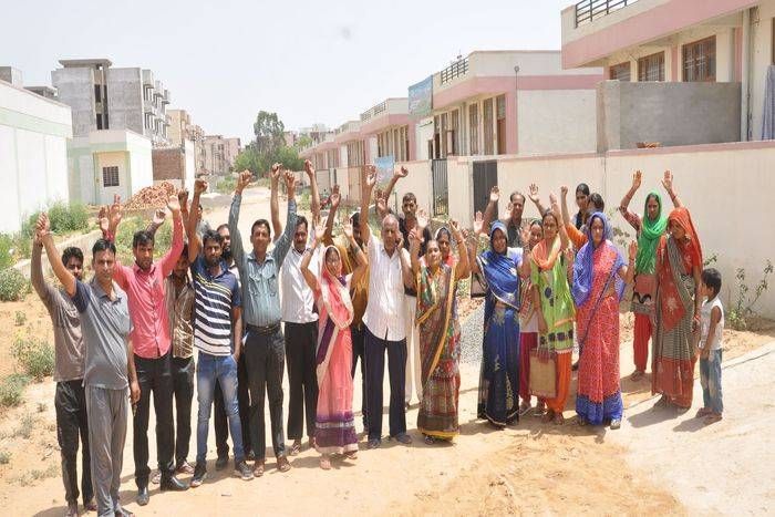 भीषण गर्मी में बिना बिजली रह रहे सेक्टर 11 के निवासी, बिजली आपूर्ति बहाल नहीं होने पर किया हंगामा