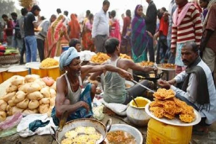 selling-dirty-sweets बिना फ्रिज काउंटर के मिठाइयां बेचने वालों के खिलाफ स्वास्थ्य विभाग की कार्रवाई, ये भी कहा- मत बेचो