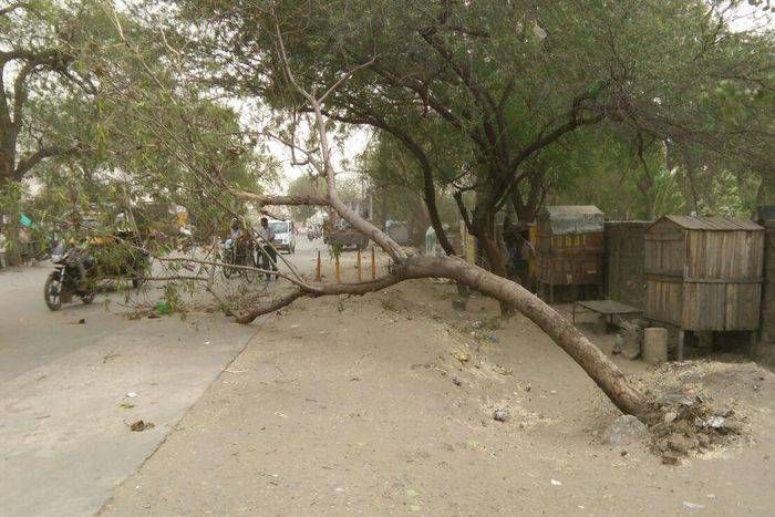 दिन में धूप, शाम को तेज अंधड़ के साथ बारिश व ओले