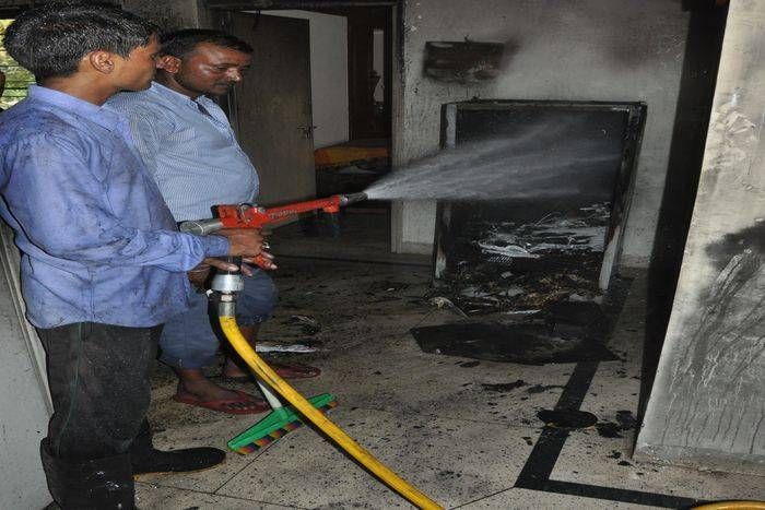 भिवाड़ी में फ्रिज का कंप्रेशर फटा, बंद फ्लैट में लगी आग, आग सामान हुआ राख