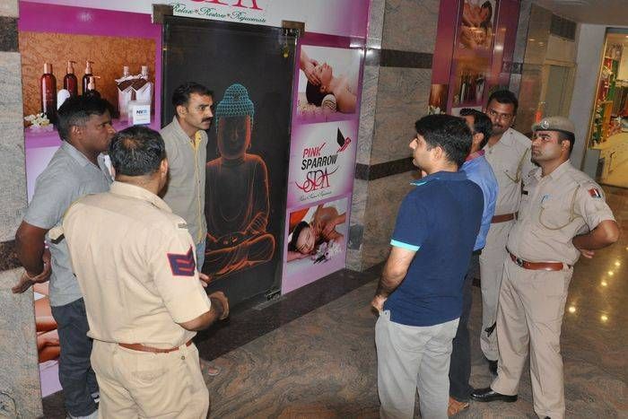 मसाज पार्लर की आड़ में चल रहा था जिस्मफरोसी का धंधा, 5 युवतियां गिरफ्तार
