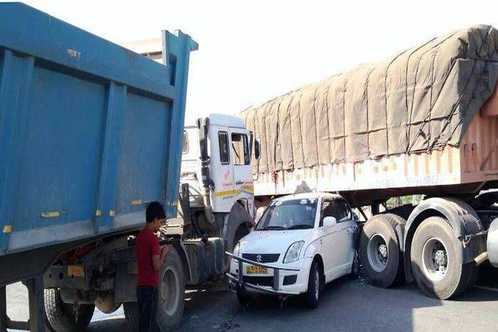 ट्रेलर ने कार को टक्कर मारी, आधा दर्जन से अधिक वाहन टकराए