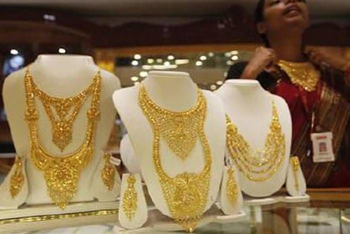 gold सोने-चांदी के दामों में इतने रुपए की गिरावट, जानें क्या हैं दाम