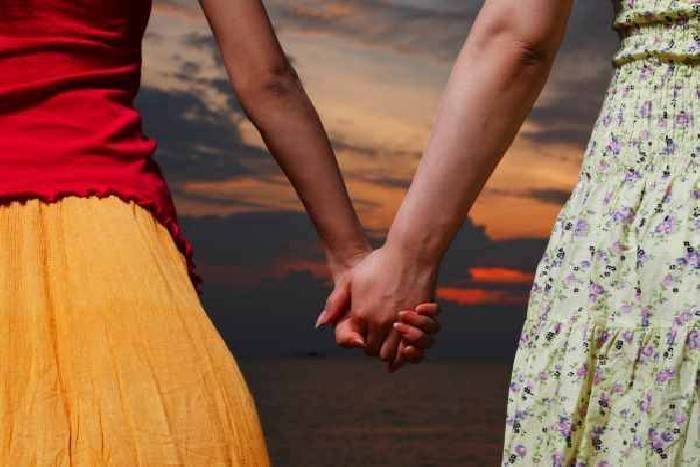 Two Girls secretly married प्यार में पागल इन दो सहेलियों ने आपस में कर ली शादी, डॉक्टर्स से भी करवाना चाहती थी ऐसा काम