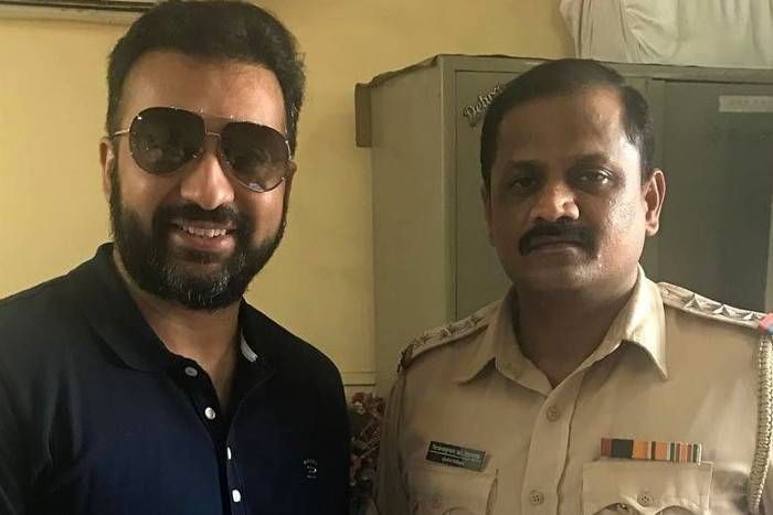 Raj Kundra राज कुंद्रा ने इंस्पेक्टर के साथ खिंचाई फोटो, पुलिस ने दिए जांच के आदेश