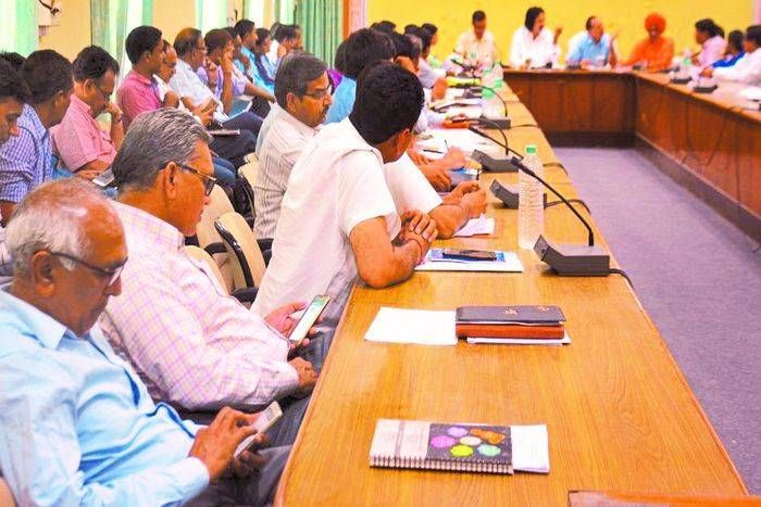 जब मंत्री बोले-इन अफसरों को कर दो एपीओ, फिर जो हुआ आप खुद ही पढ़ें