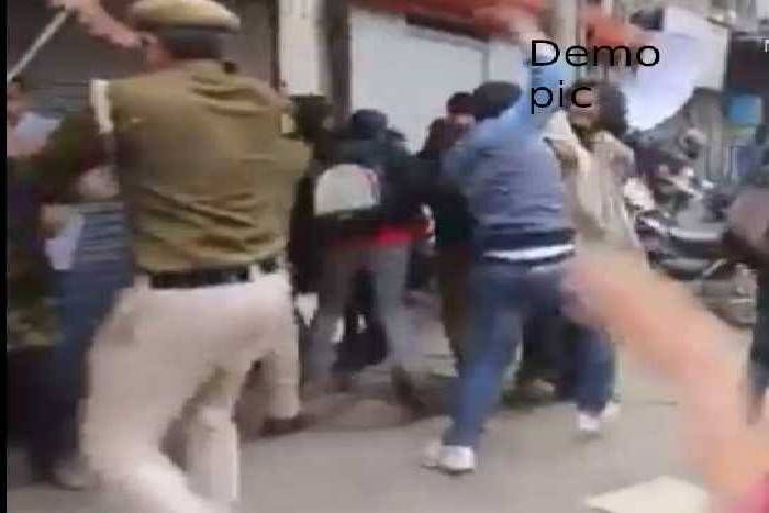 अब यहां तो हद ही हो गई नकली पुलिस समझ असली सिपाहियों की फाड़ दी वर्दी और करने लगे मारपीट