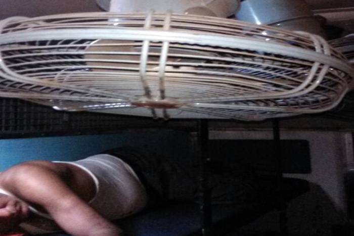 lights and fac close in Mewar Express मेवाड़ एक्सप्रेस में दौड़ी लापरवाही की तपन, बत्ती गुल...पंखे बंद...