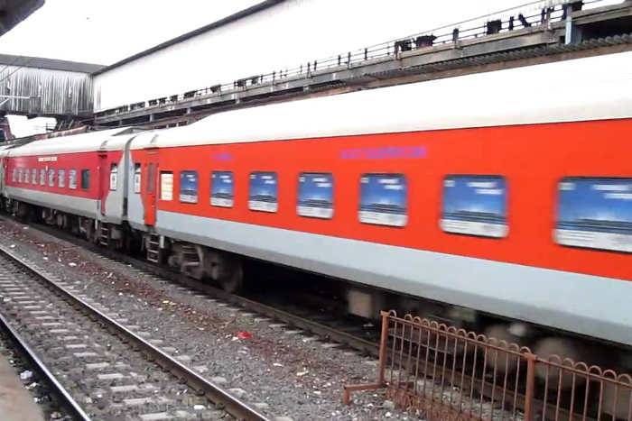 भूख-प्यास से बेहाल यात्रियों ने पैंट्री लूटी, 5 घंटे तक कुछ नहीं मिला