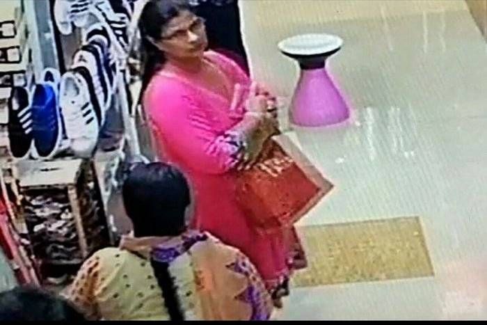 Woman stole student's purse अरे ये देखो! खाते-पीते घर की दिख रही आंटी तो पर्स चुरा रही हैं