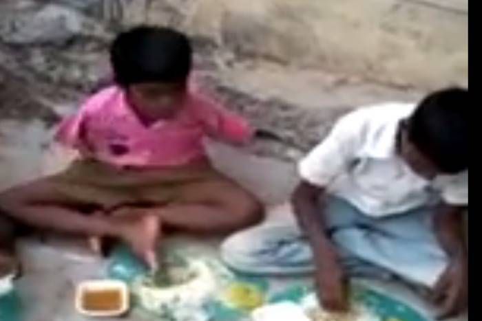 ajab gajab duniya video VIDEO: इस बच्चे के नहीं हैं दोनों हाथ, पैरों से खाता है खाना, जानिए पूरी कहानी