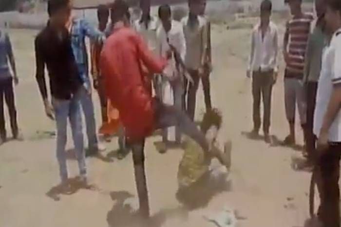 गोरक्षा के नाम पर गुंडागर्दी, लात-घूंसों और बेल्ट से युवक को जमकर पीटा